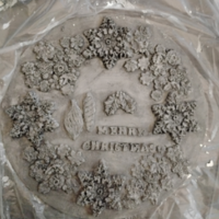 Wood round with snowflake and ornaments mold