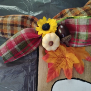 Messy bow, a sunflower, pumpkin and acorn.
