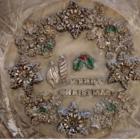 Wood round with snowflake and ornaments mold