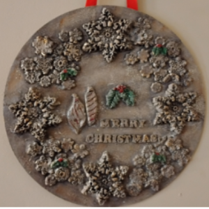 Wood round with snowflake and ornaments mold
