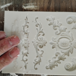 Garland mold