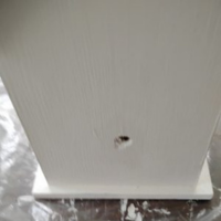A hole in the birdhouse.